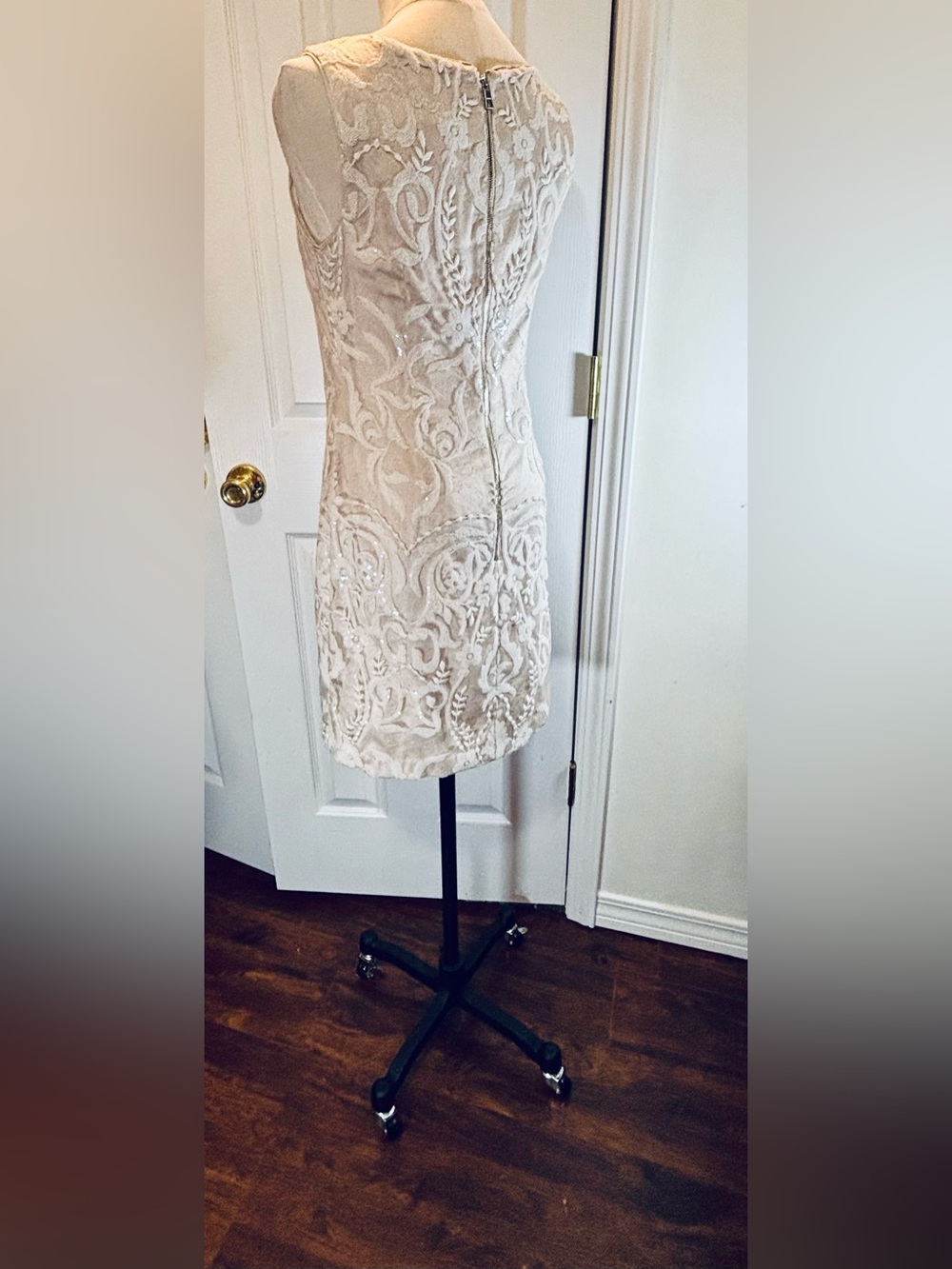 Vince Camuto Embroidered Sequin Shift Dress Floral Embroidery ivory-beige Sz 2 - Picture 7 of 10